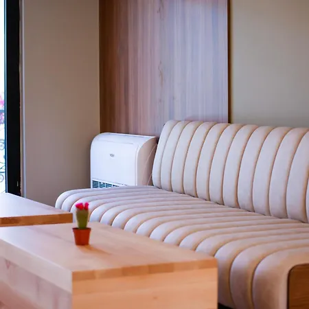 6 Marsi Otel Golem (Tirana)